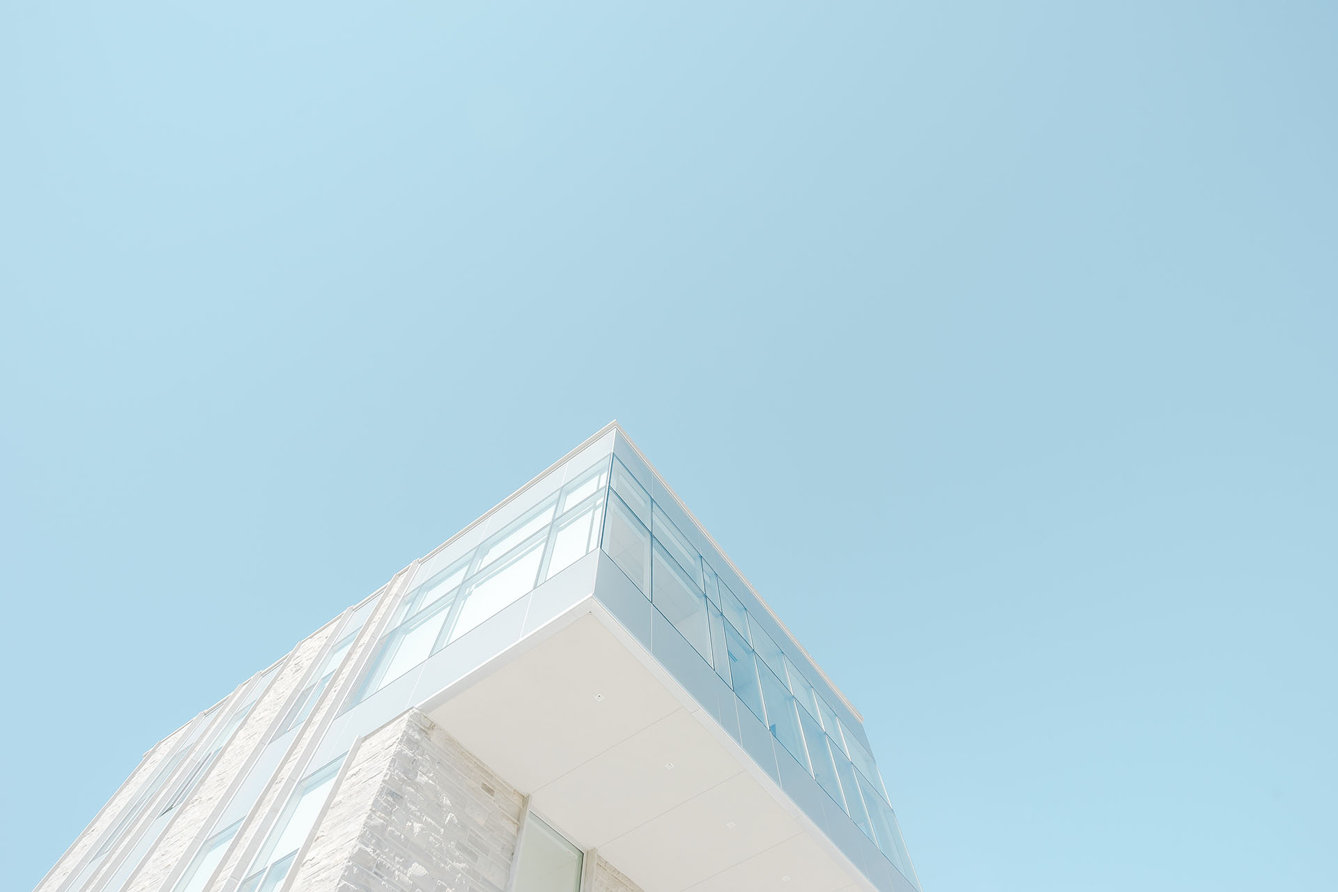 Moderne weiße Gebäudefront