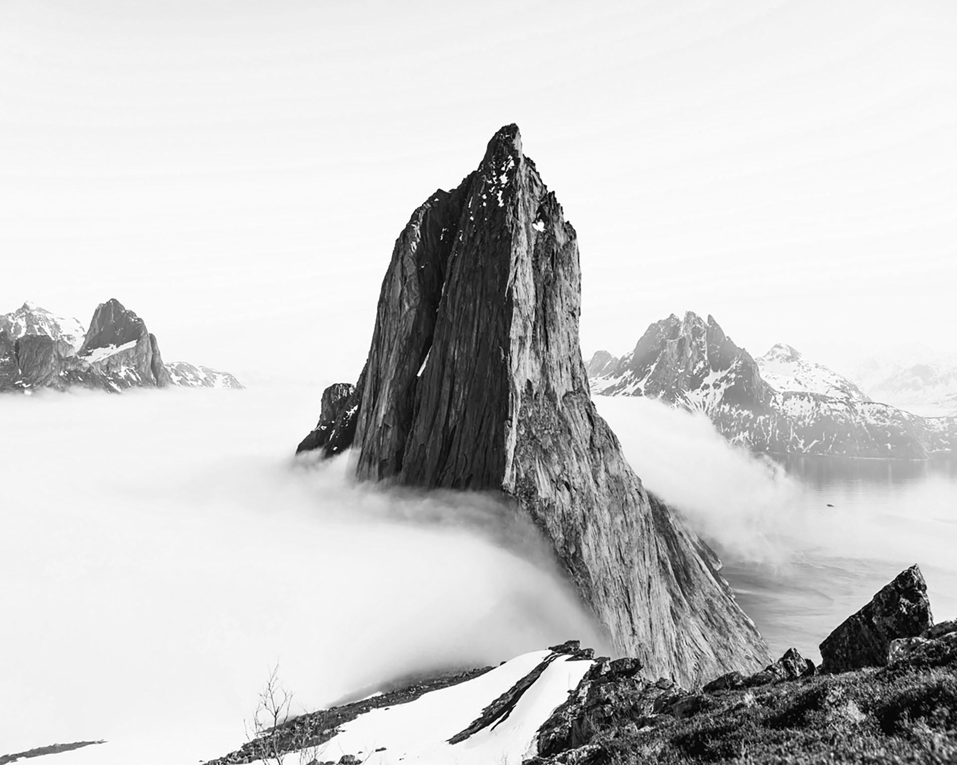 Schwarzweißbild eines Berggipfels