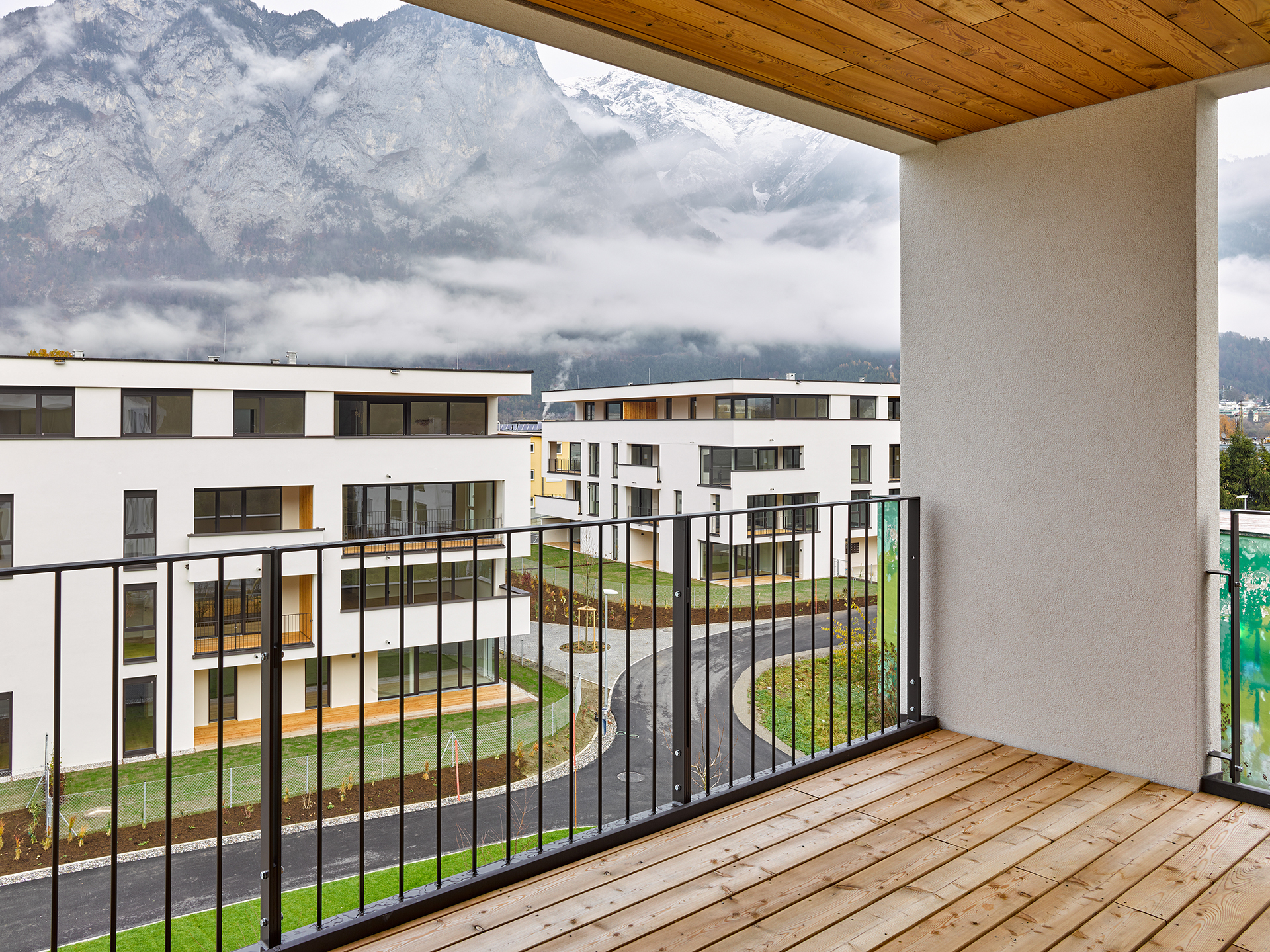 Blick von einem Balkon auf die Berge