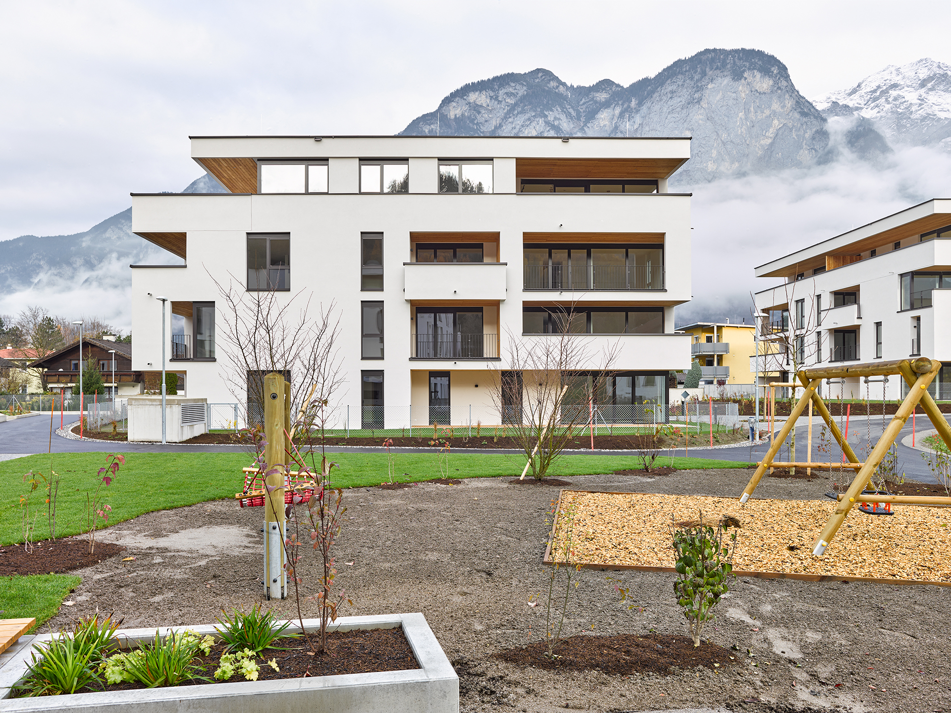 Modernes Mehrfamilienhaus mit Spielplatz